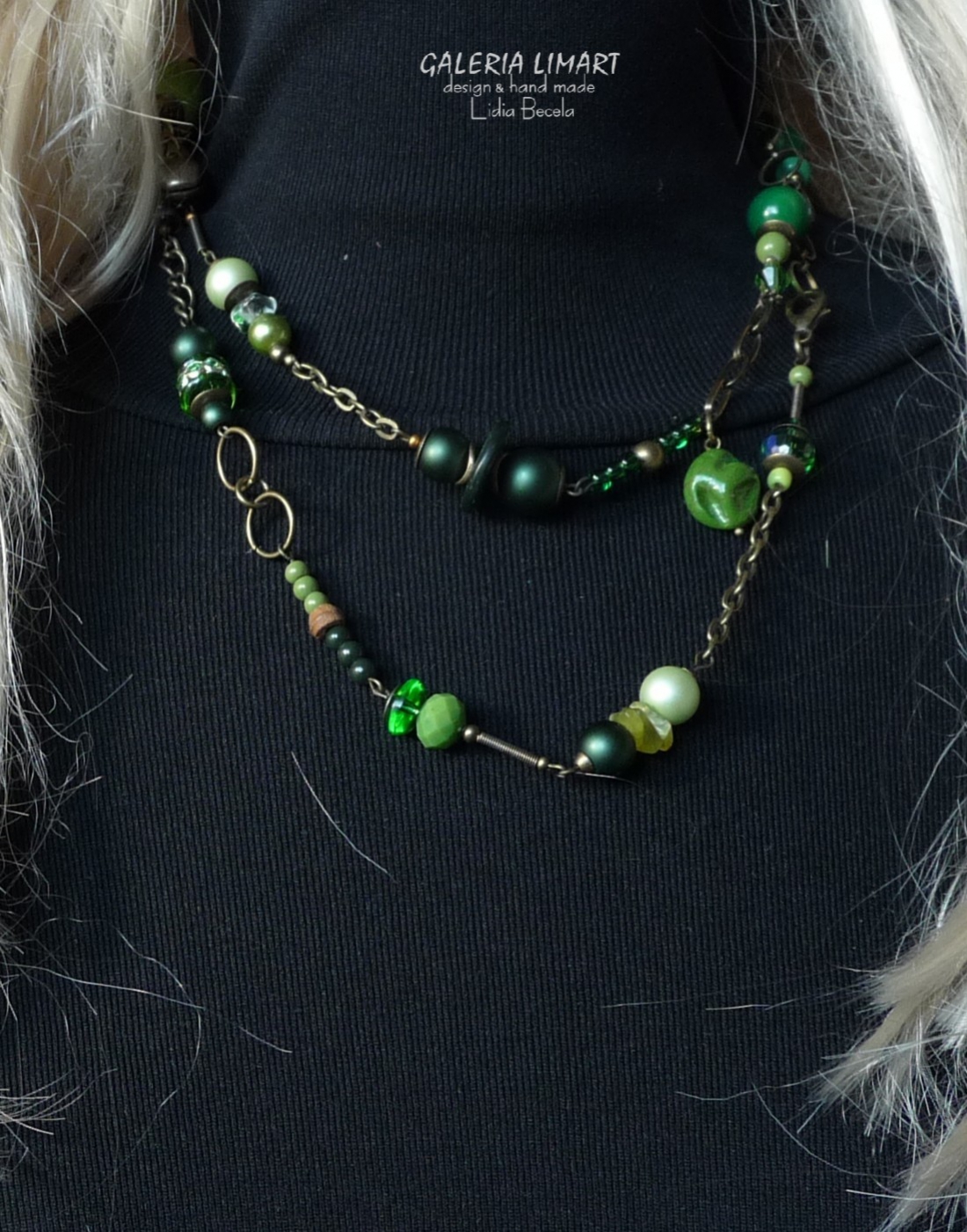 Szkło weneckie, ceramika, perły, kokos, szkło, akryl, minerały, kryształ, bali i mnóstwa mosiężnych elementów ozdobnych w okazałym pięknym zielonym naszyjniku handmade